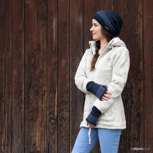 Wolljacke Eileen Naturhellgrau Tragebeispiel mit Beanie